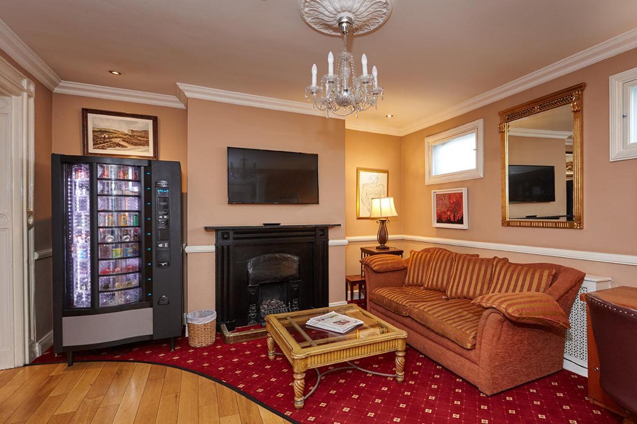 Uppercross House 3*
