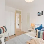 2 Bedroom Riverside Apartment Sleeps 5