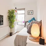 2 Bedroom Riverside Apartment Sleeps 5