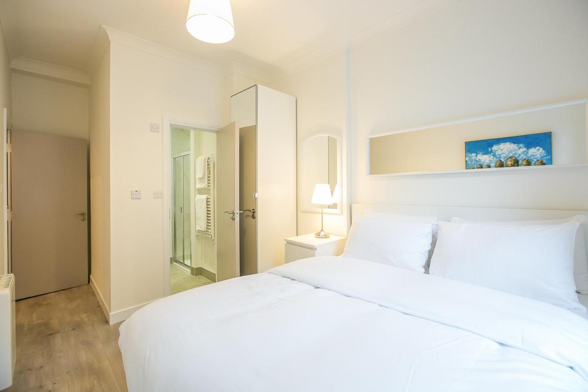 Apartment St Stephen's District-1 *