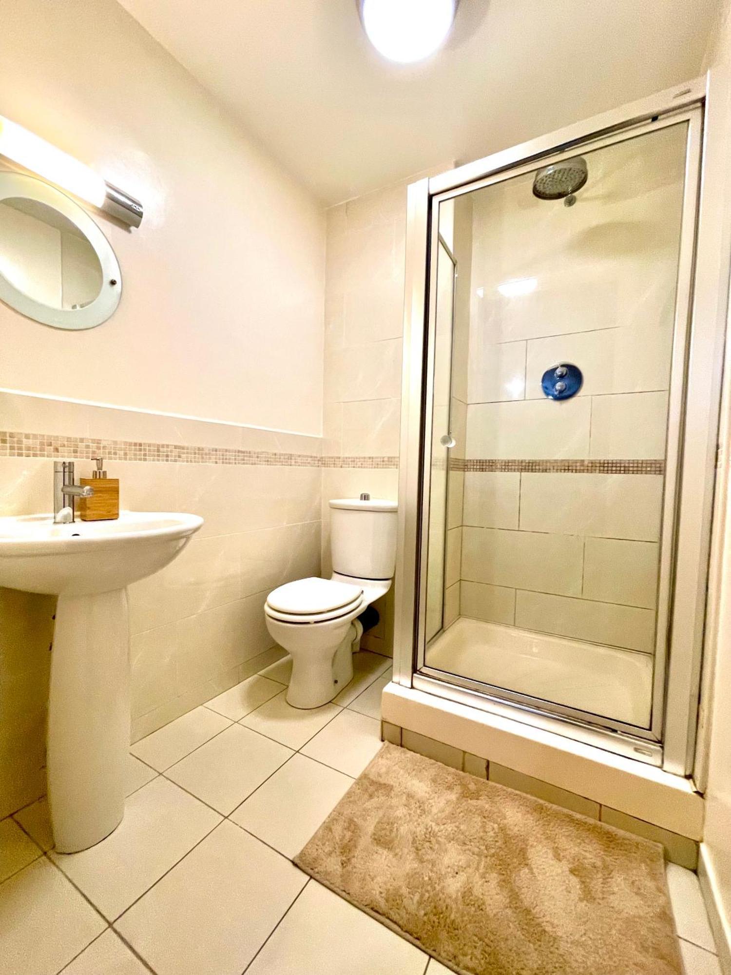 Stylish At Aviva Apartment