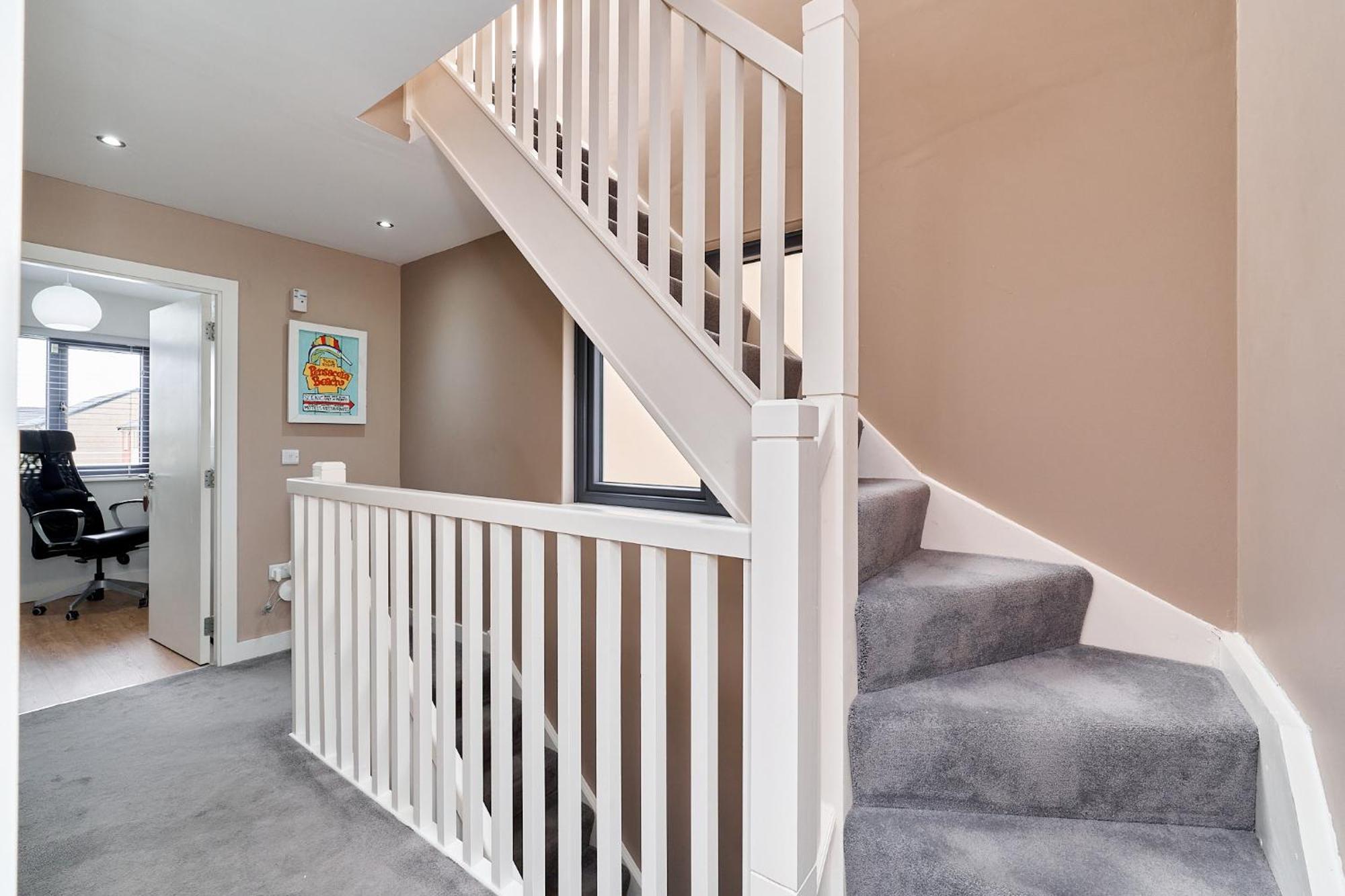 Modern Clonsilla Townhouse Sleeps 6 *