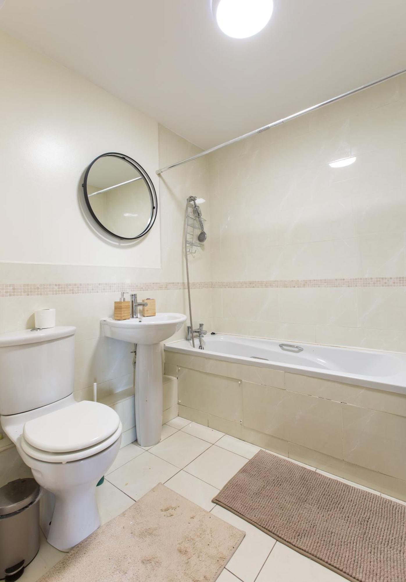 Stylish At Aviva Apartment *