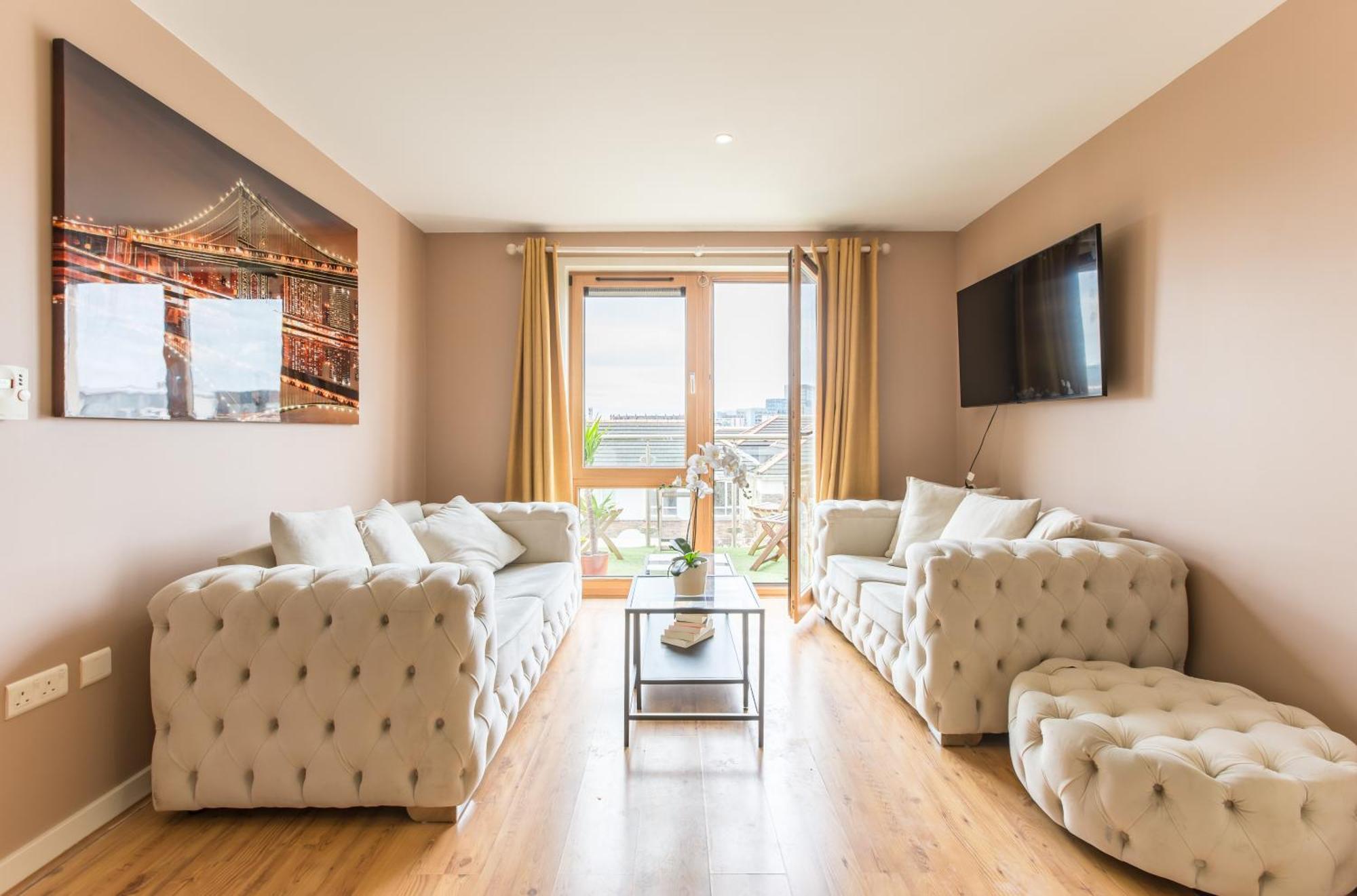 Stylish At Aviva Apartment *