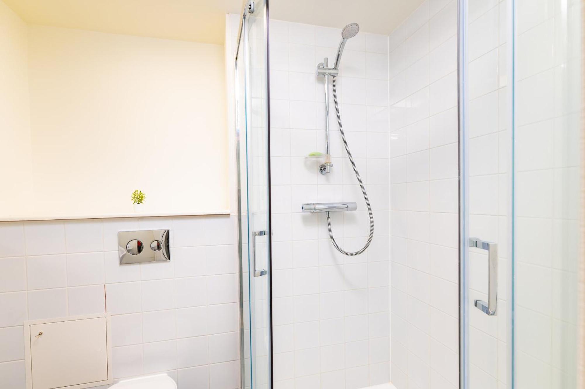 Apartment Refurbished Ensuite With Shared Kitchen At Montrose In *