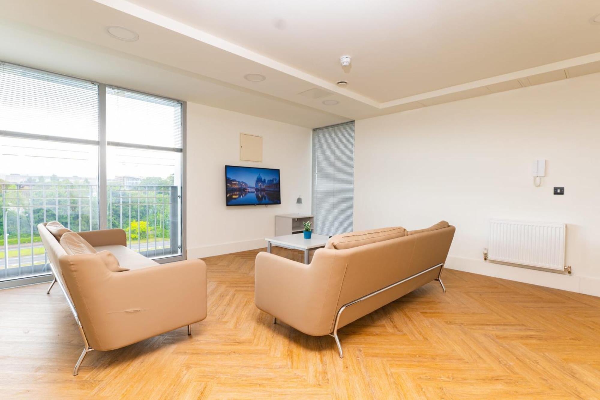 Refurbished Ensuite With Shared Kitchen At Montrose In Apartment *