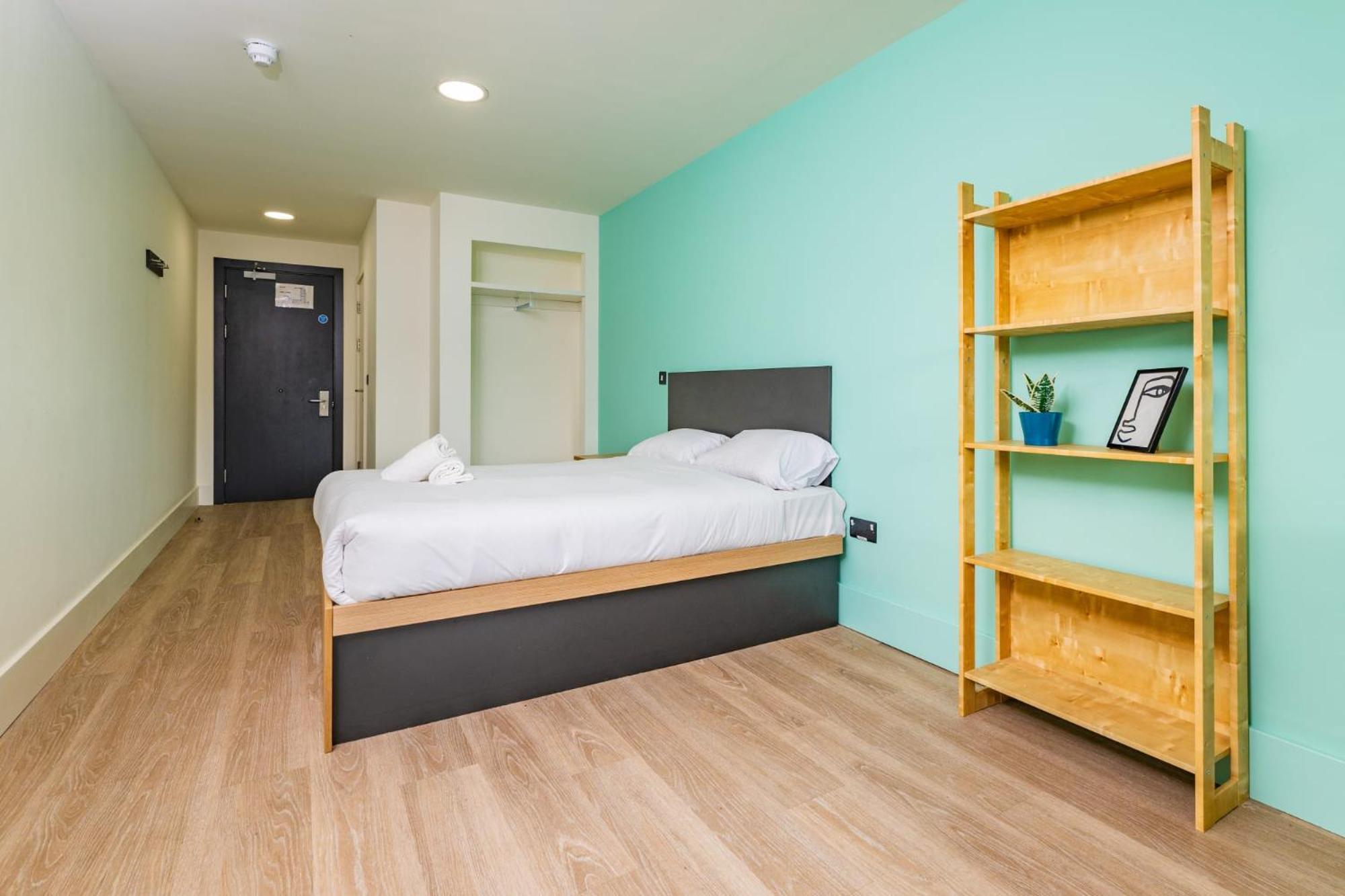 Apartment Refurbished Ensuite With Shared Kitchen At Montrose In