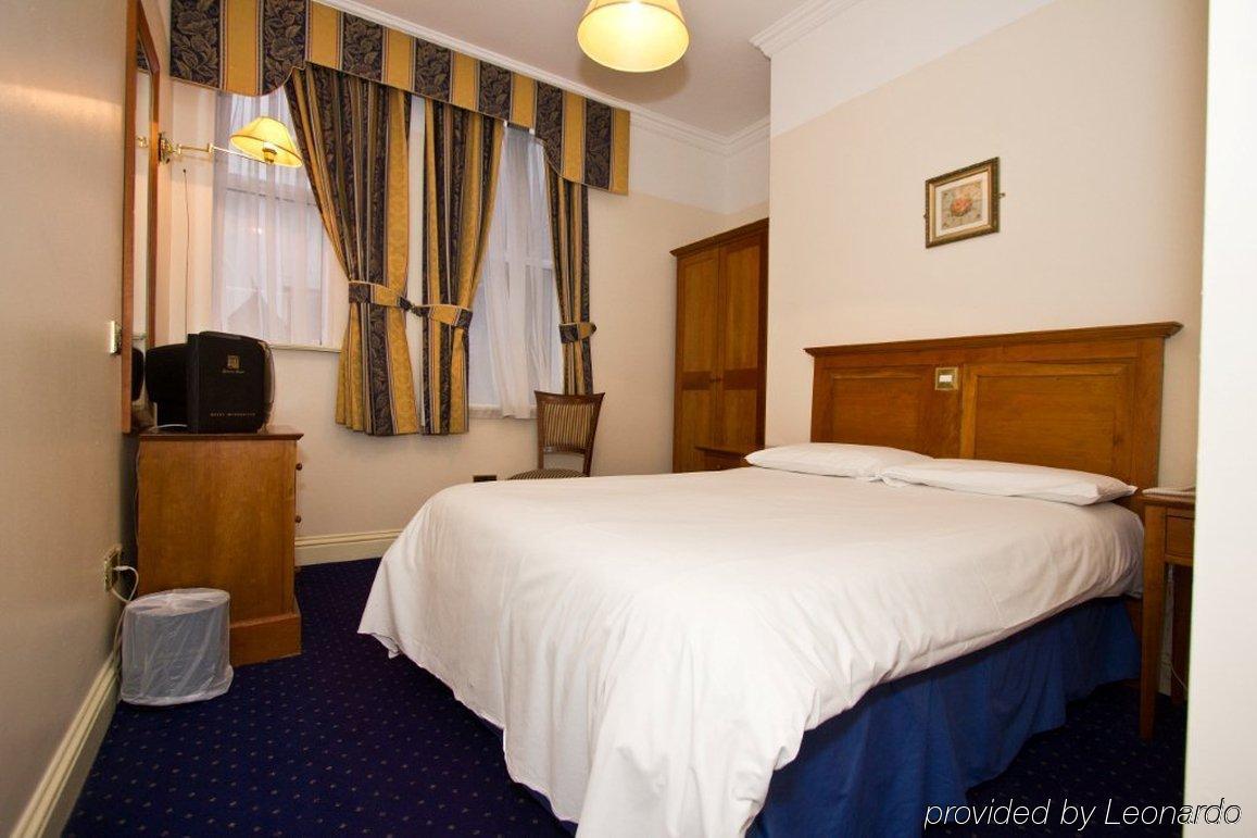Lynams Hotel 2*