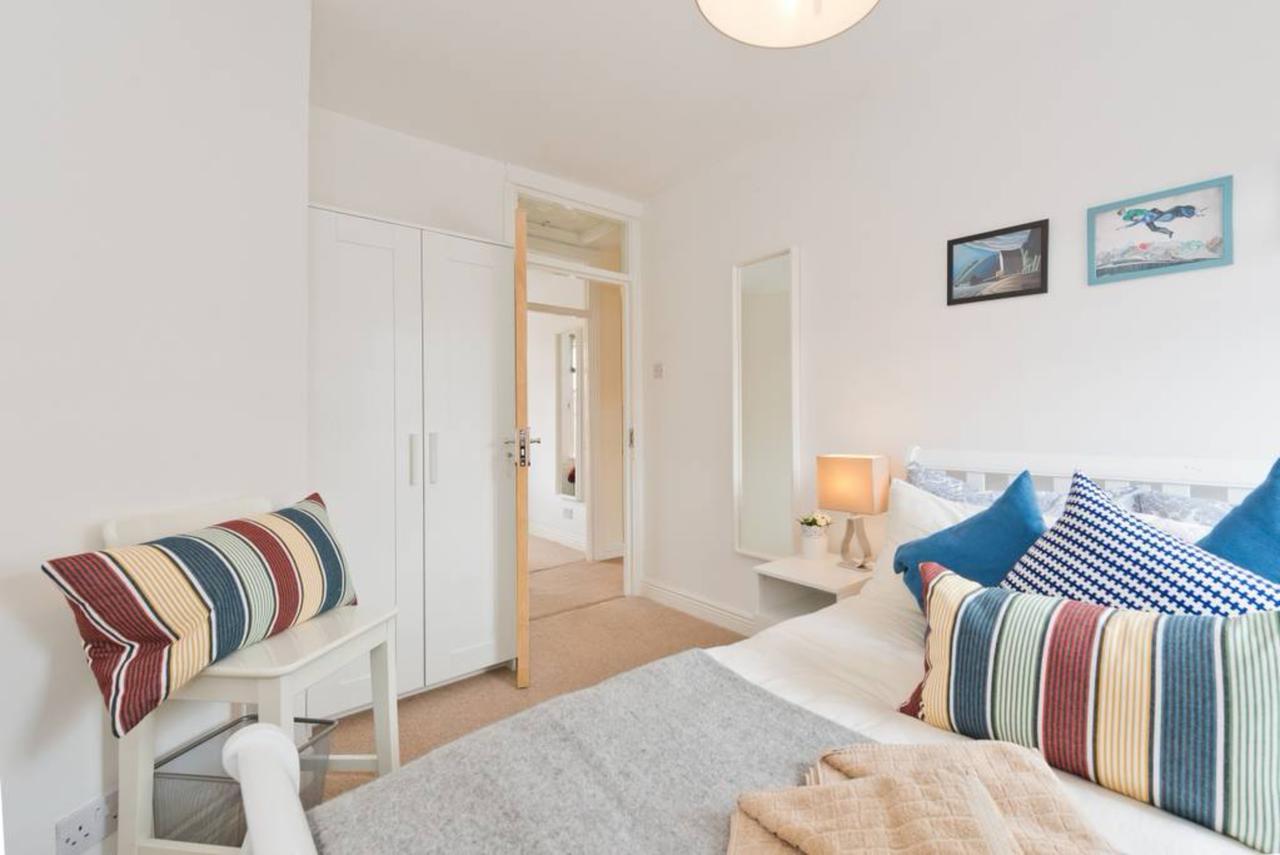 2 Bedroom Riverside Sleeps 5 Apartment
