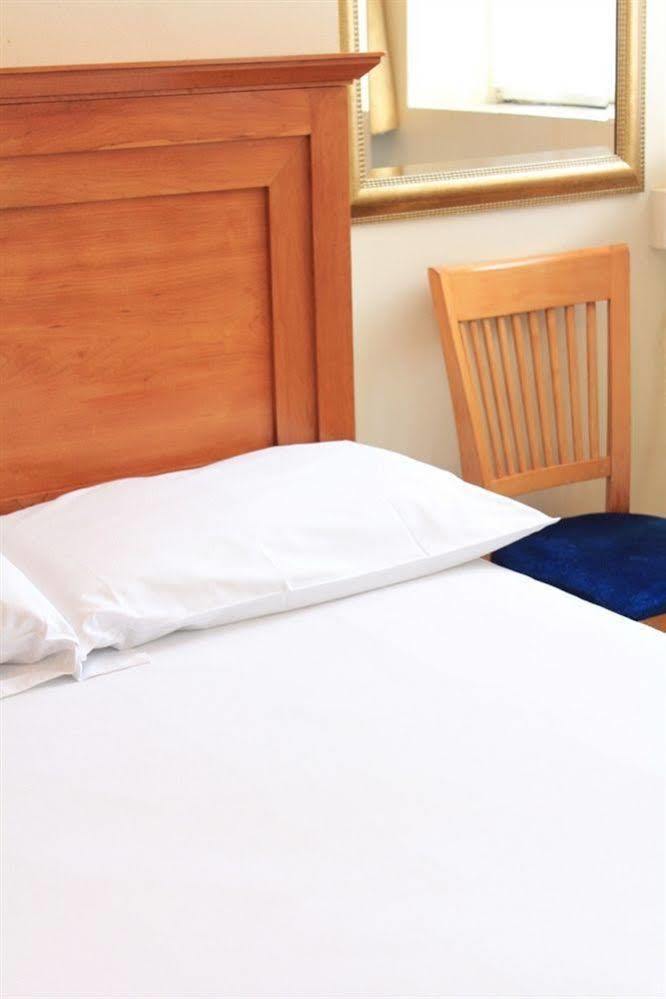 Lynams Hotel 2*