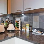 Stylish 3-Bed Penthouse In Silicon Docks