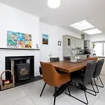 Large 3 Bed Family Home - 5 Min From Train Station