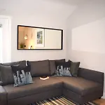 1 Bedroom Apartment Next To The Grand Canal