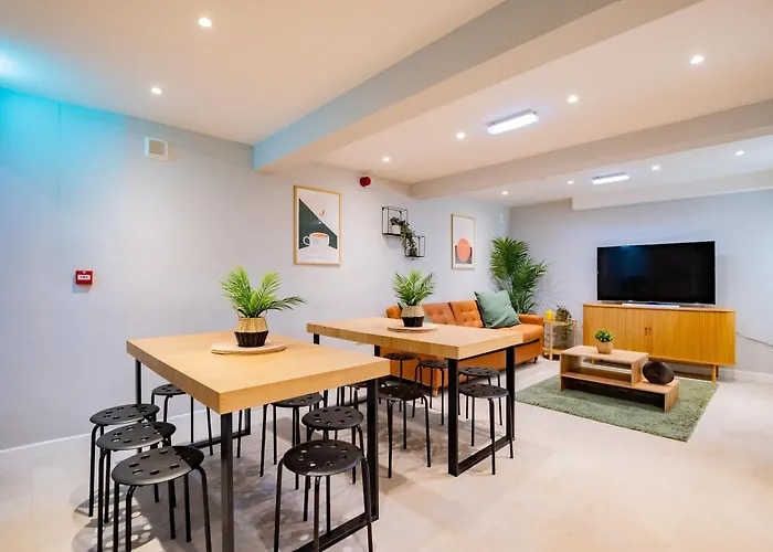 The Large Group House -Sleeps 21