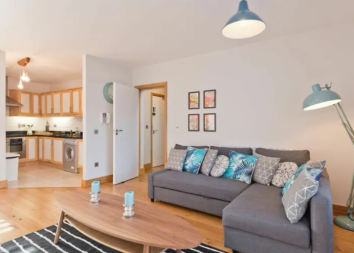 2 Bedroom City Centre Apartment With Patio Sleeps 6