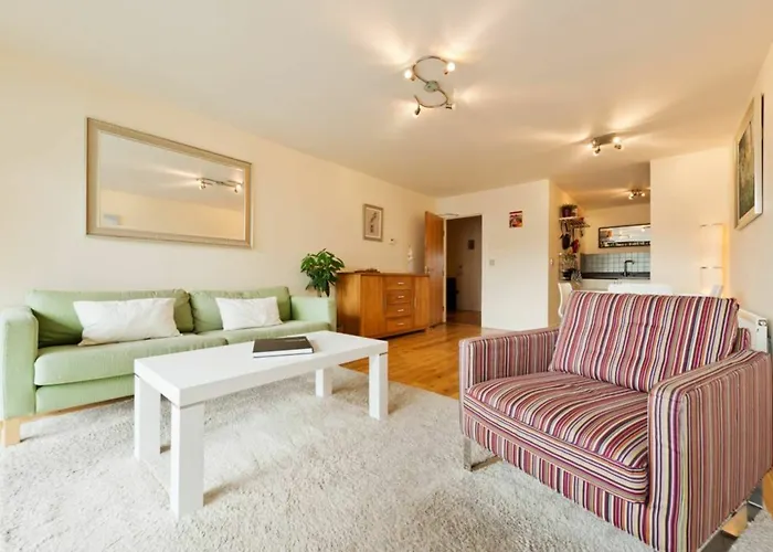 Spacious Dual-Aspect 2 Bedroom Apartment