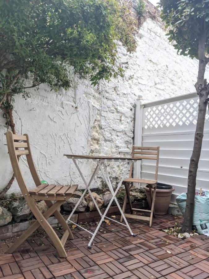 Holiday home Entire House, Sleeps 2-6, Sunroom, Outside Yard Dublin