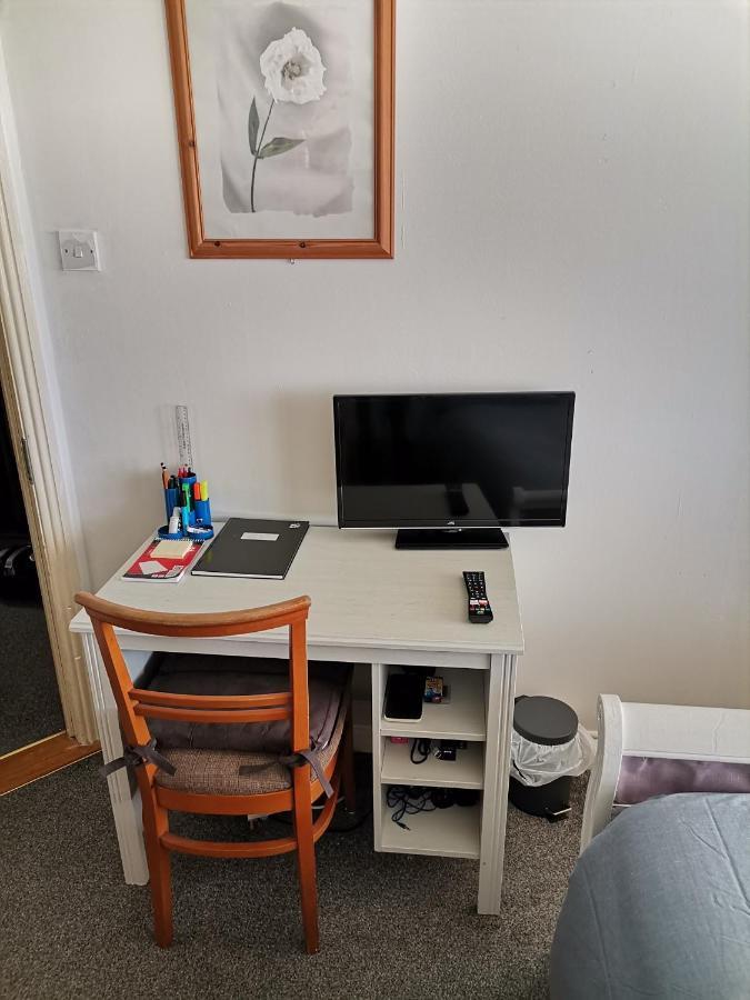 Bright And Cozy Room With Double Bed, Private Bathroom Not Ensuite, Breakfast To Go *