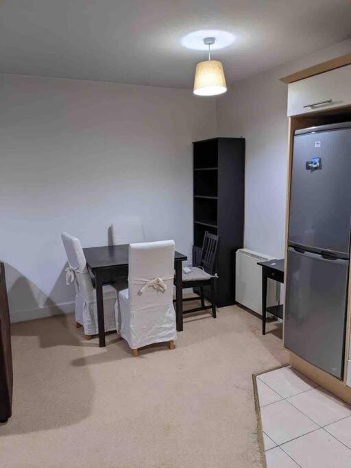 Beautiful 2 Bed Apt In Grand Canal Apartment *