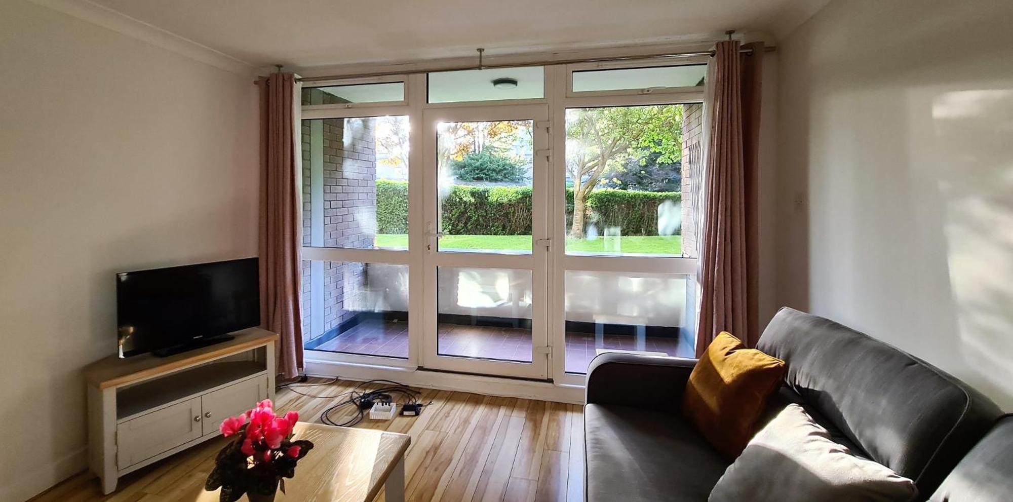 Large Bright With Balcony South Apartment *