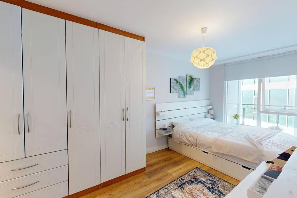 Apartment Centrally Located, Comfy 2-bed 2-bath Apt *