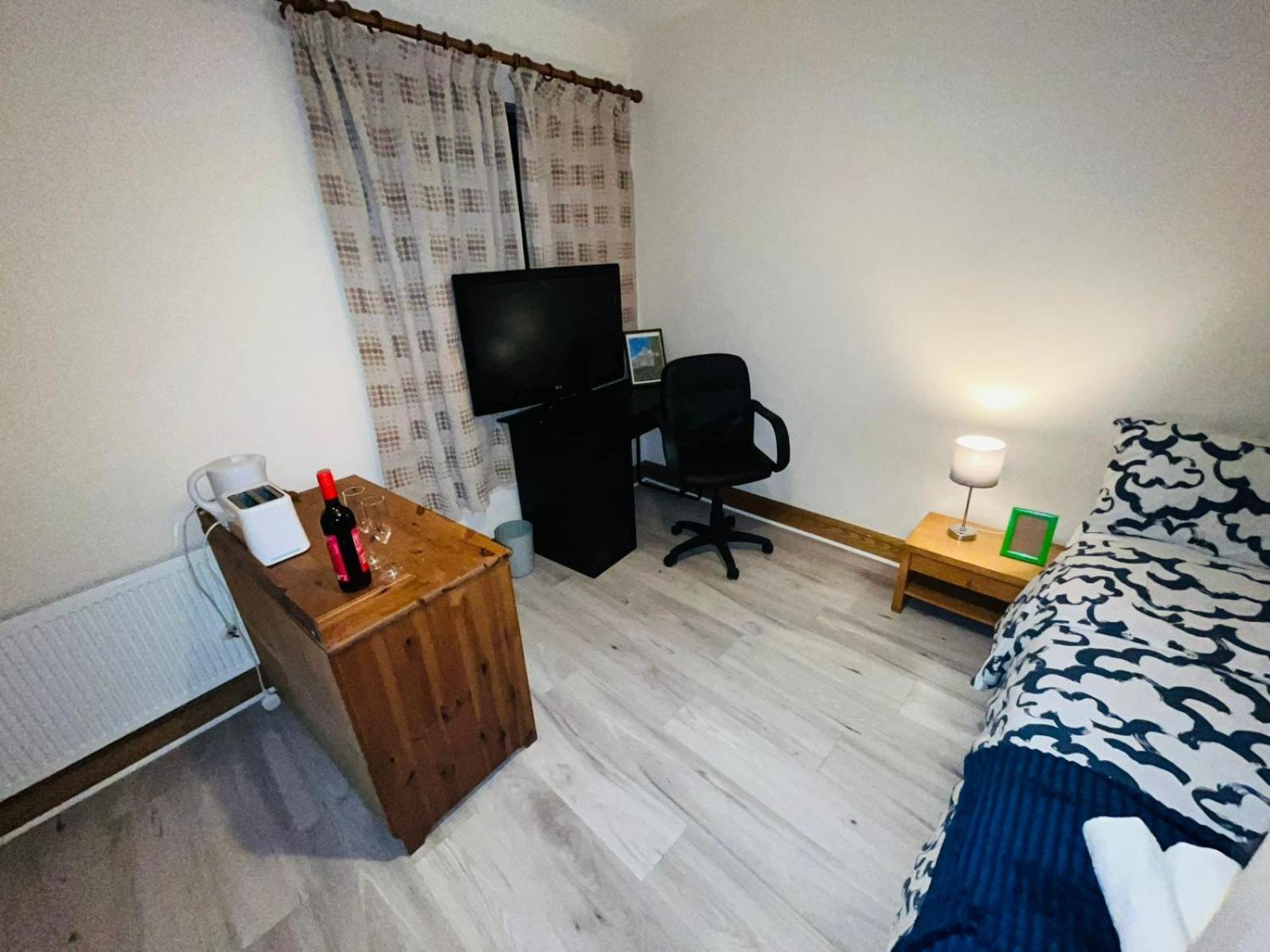 Homestay Bedroom + Bathroom D8 Dublin