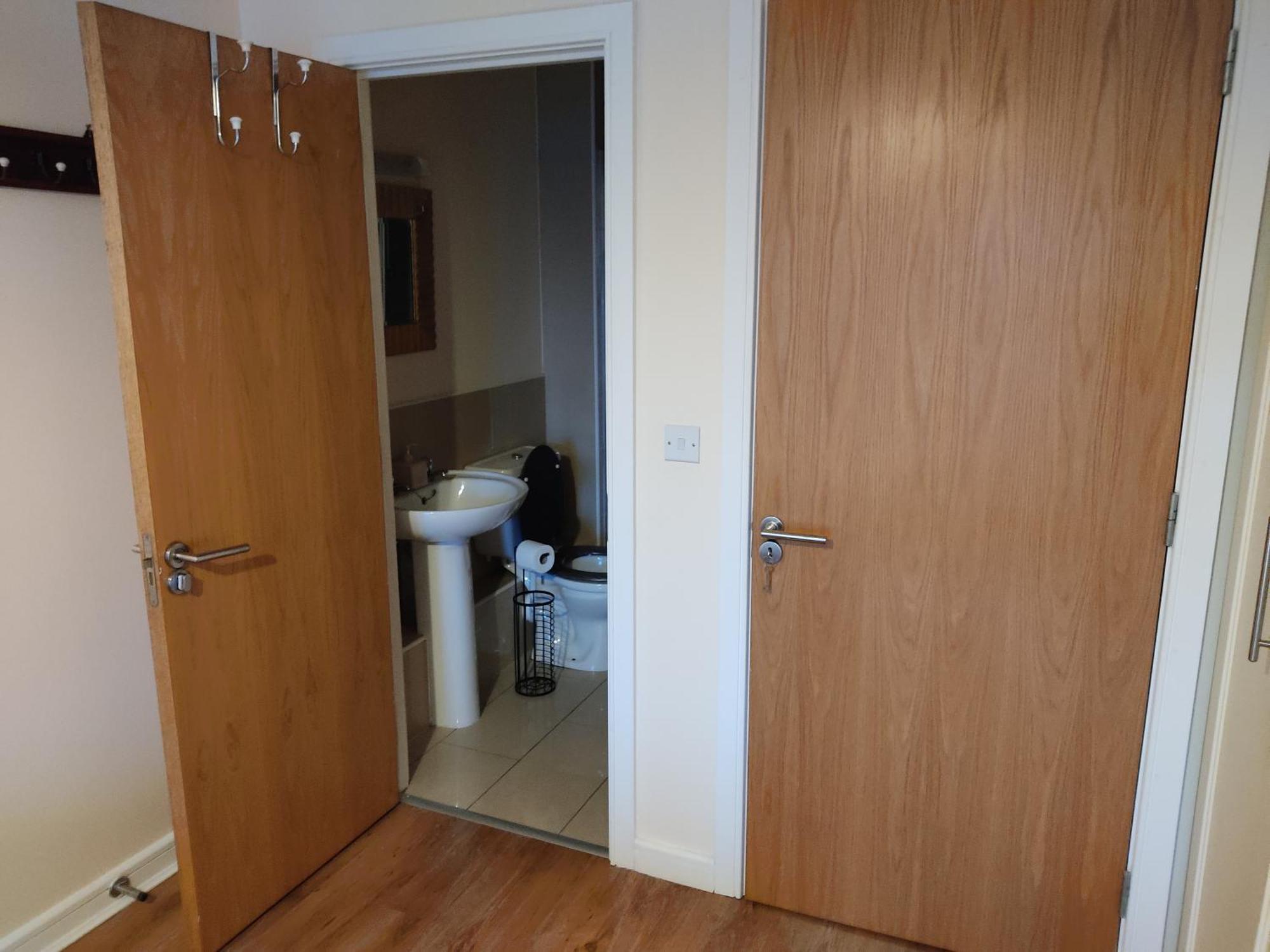 Homestay Swallows Nest - Spacious Bright Double Bedroom With Ensuite Bathroom *