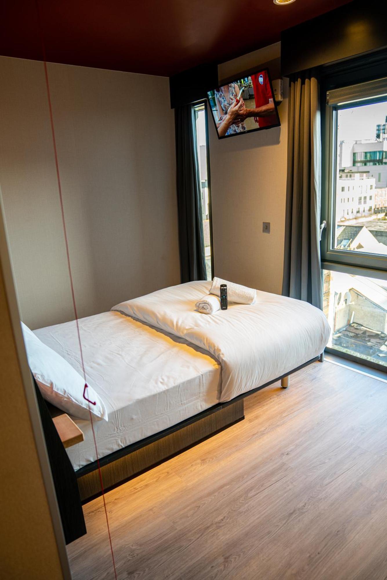 Easyhotel *