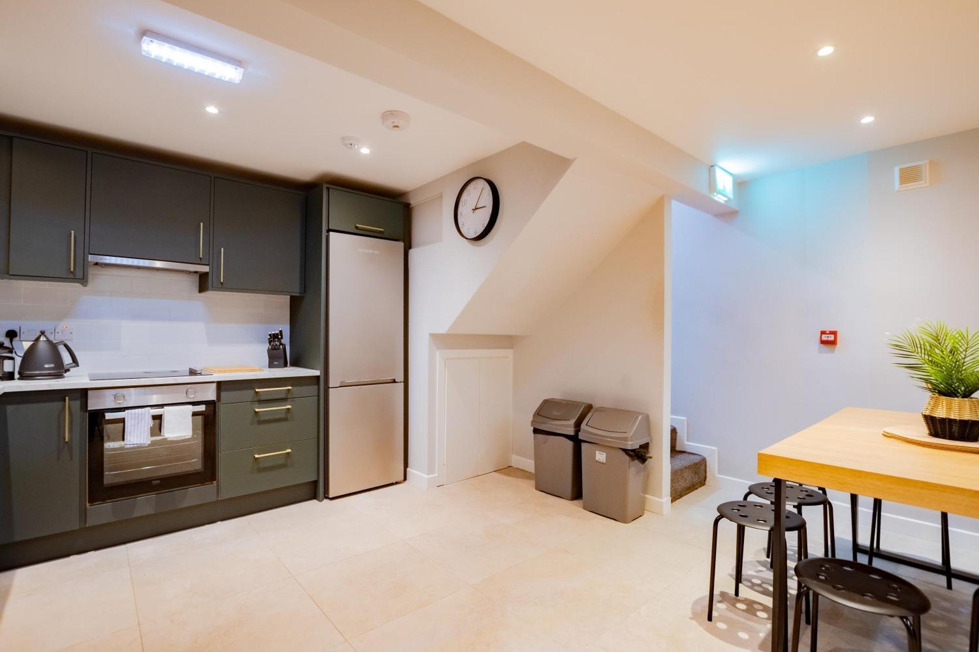 The Large Group House -sleeps 21 *