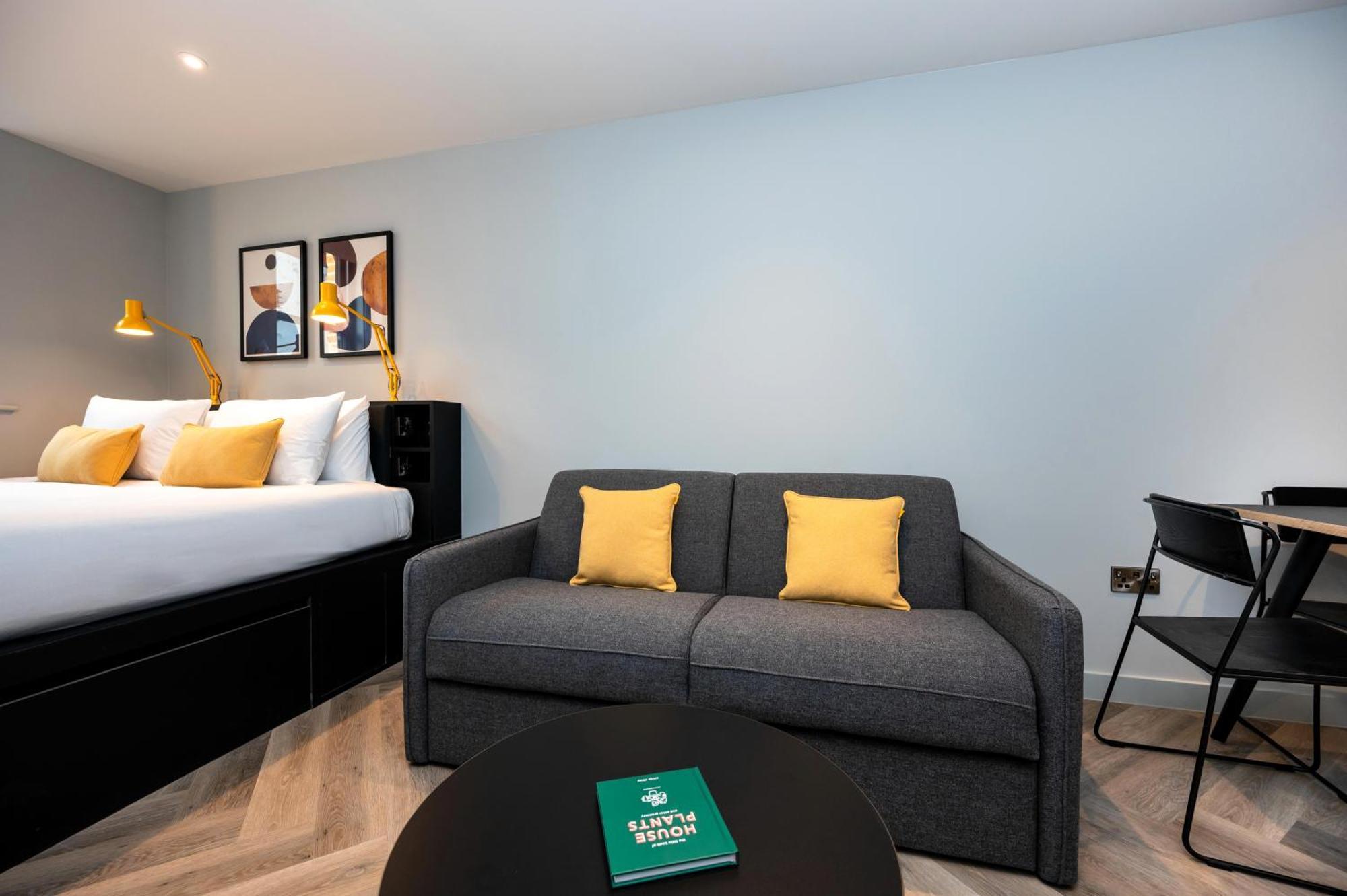 Aparthotel Staycity Tivoli 4*