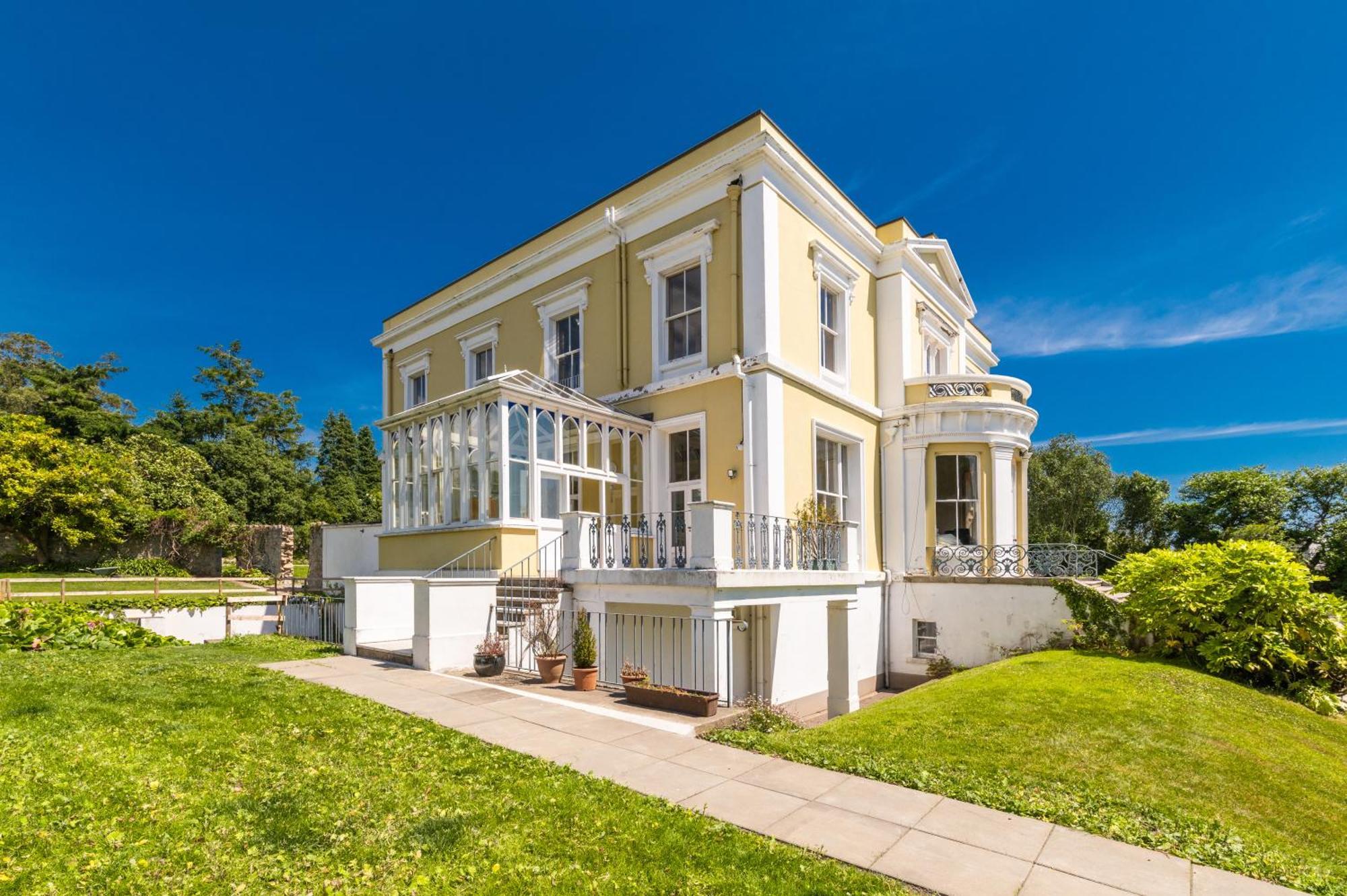 Montebello House Guest house *