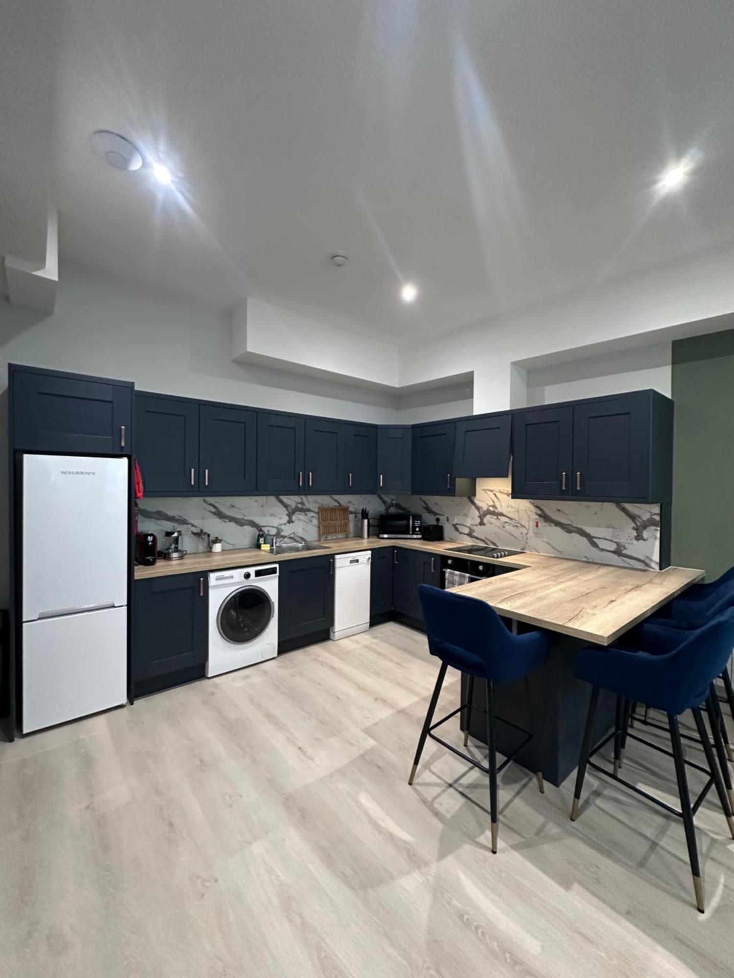 Lovely Studio Apt In 1 *