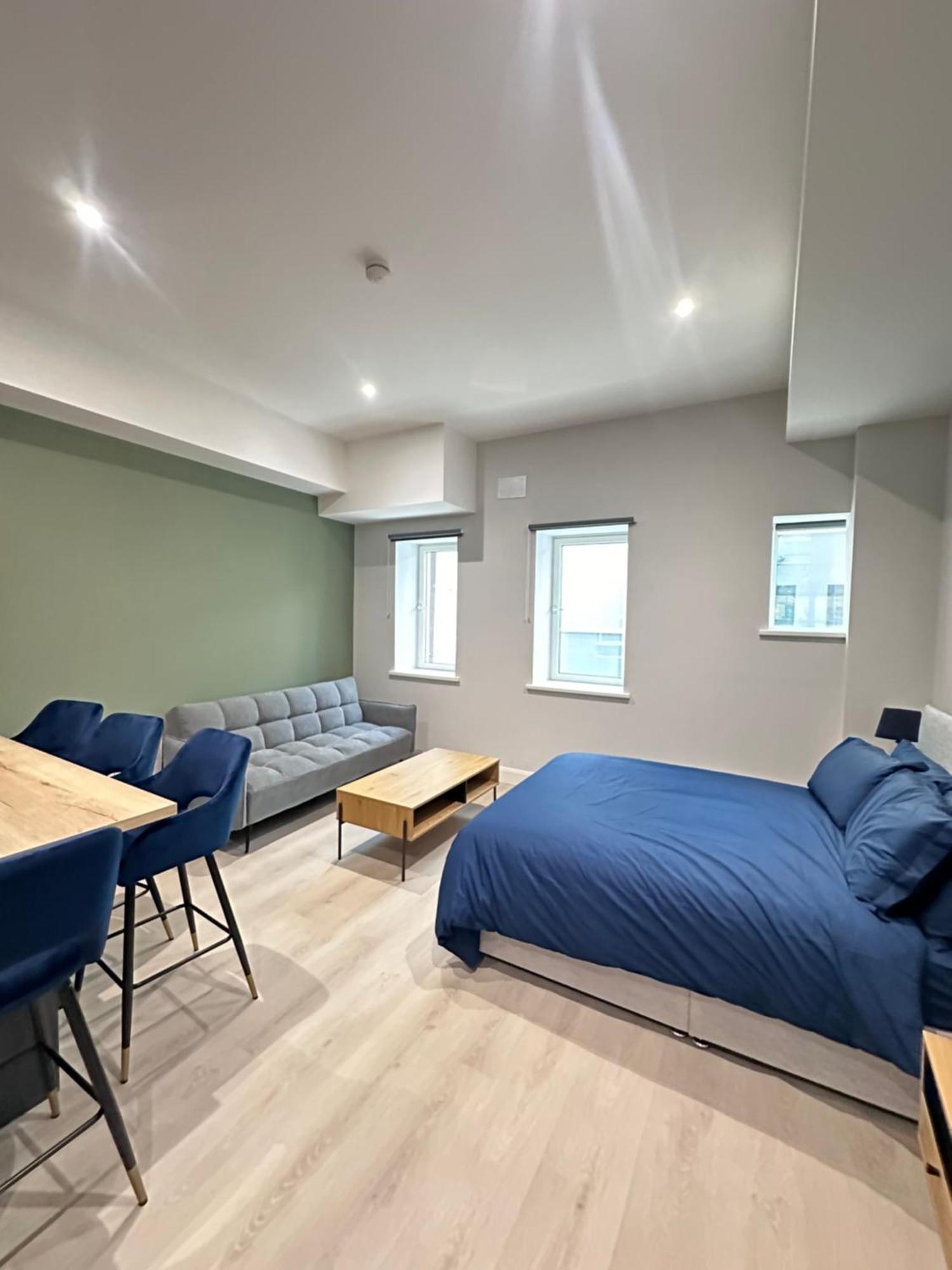 Lovely Studio Apt In 1 *