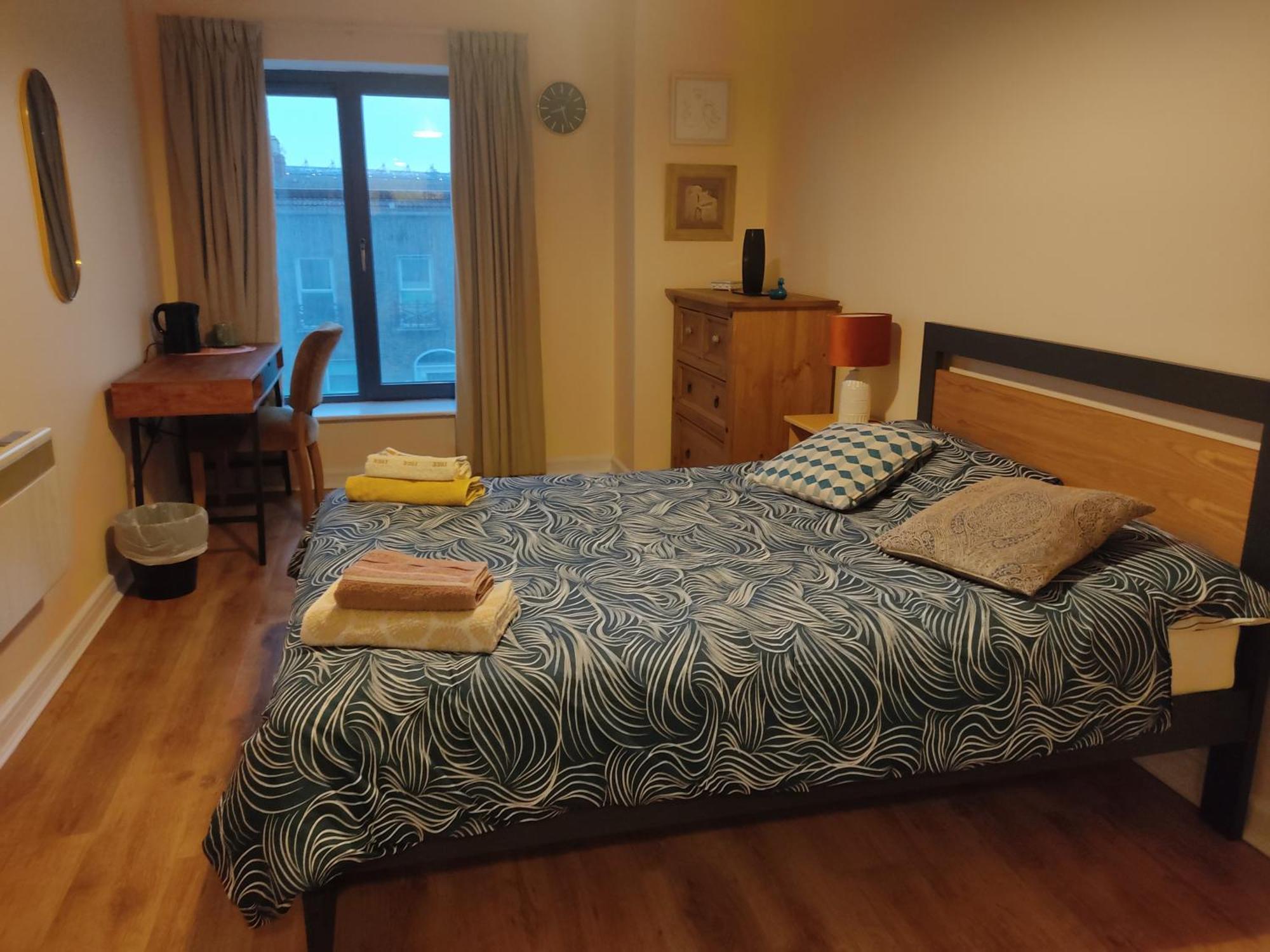 Homestay Swallows Nest - Spacious Bright Double Bedroom With Ensuite Bathroom *