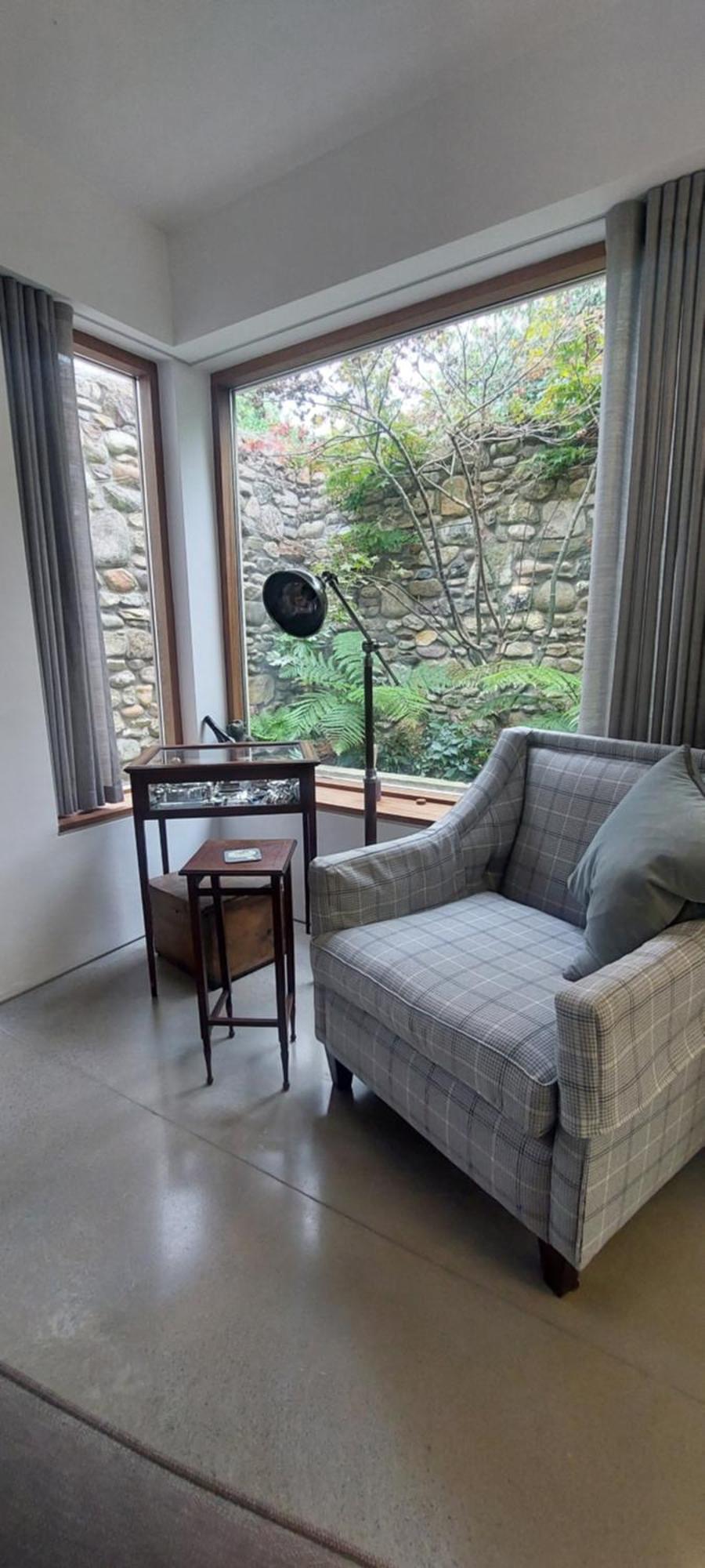 Sophisticated Seafront 3bd Suntrap Landscaped Yard Apartment *