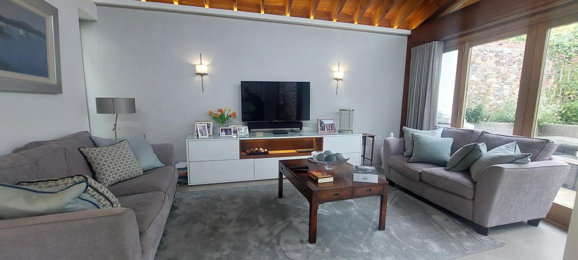 Sophisticated Seafront 3bd Suntrap Landscaped Yard Apartment