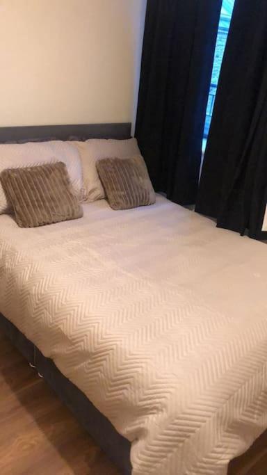 In The Heart Of 2 Bedrooms Apartment *