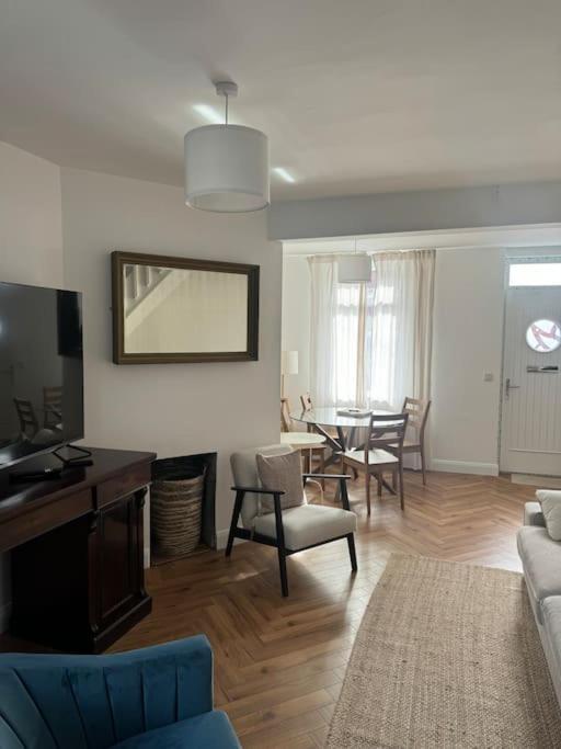Original 1920s Center House Fully Renovated Holiday home
