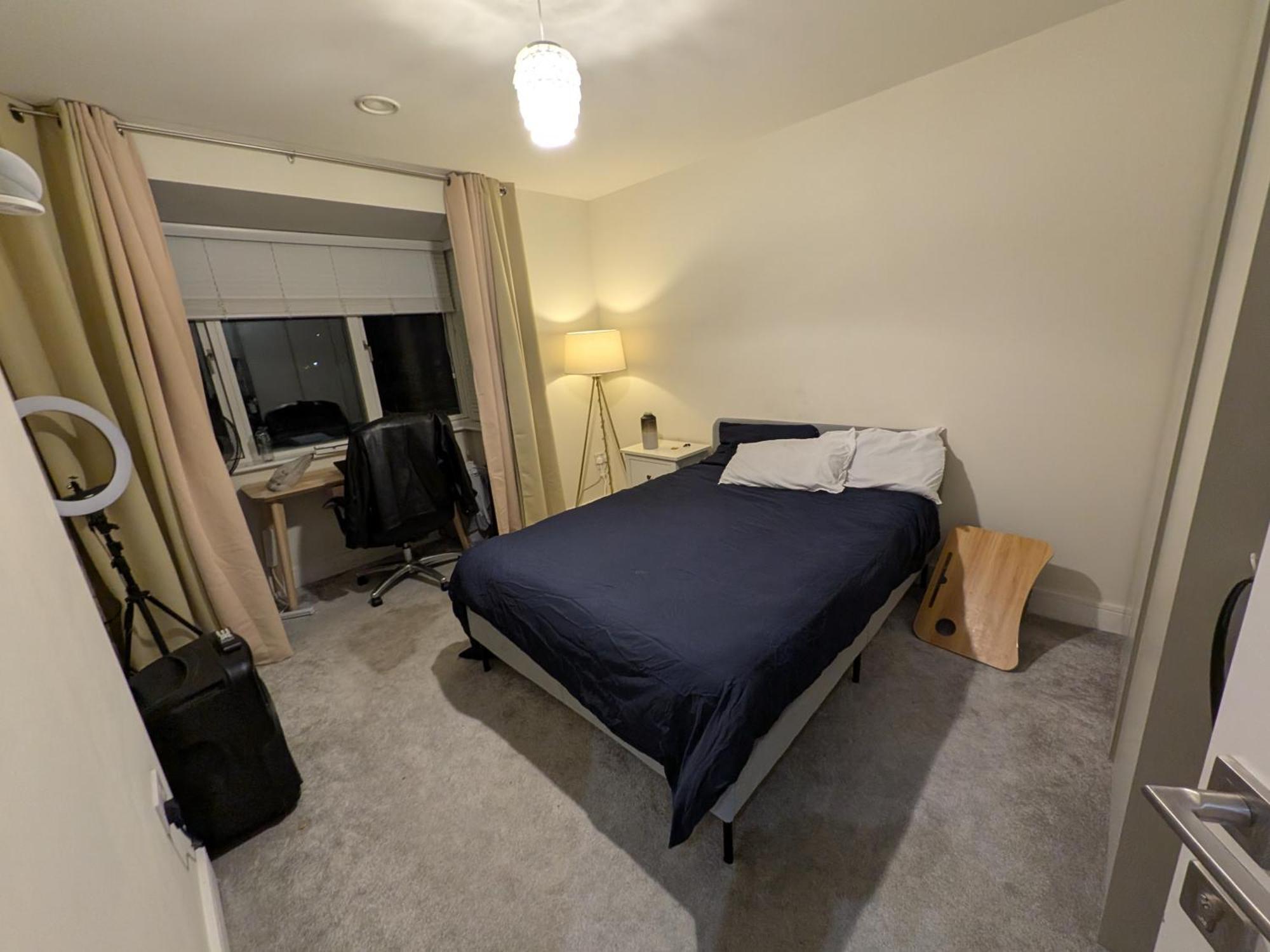 Pvt Attached Bathroom , 20 Mins To Center Via Direct Train 2 Min Away Homestay