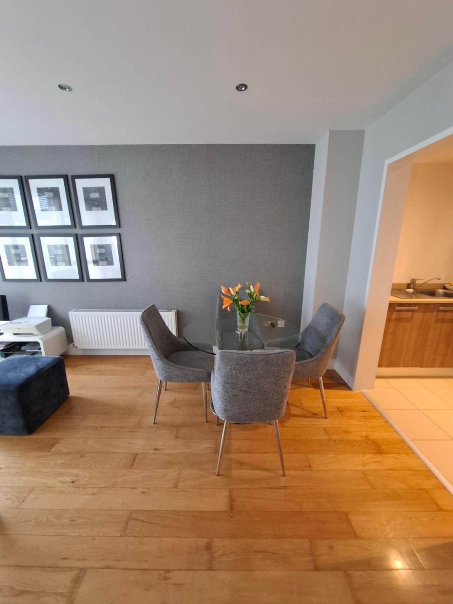 Modern Leopardstown's Living Homestay