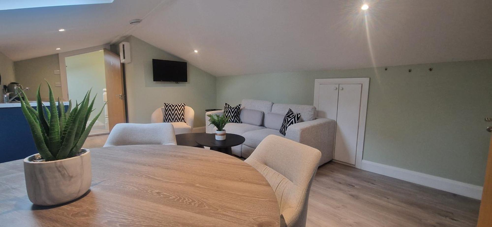 Apartment Upgraded Loft Style Duplex At Rathmines Village *