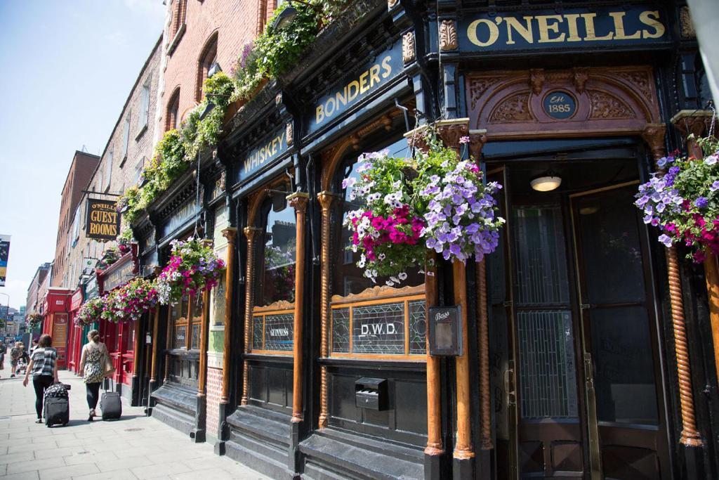Guest house O'neills Victorian Pub & Townhouse