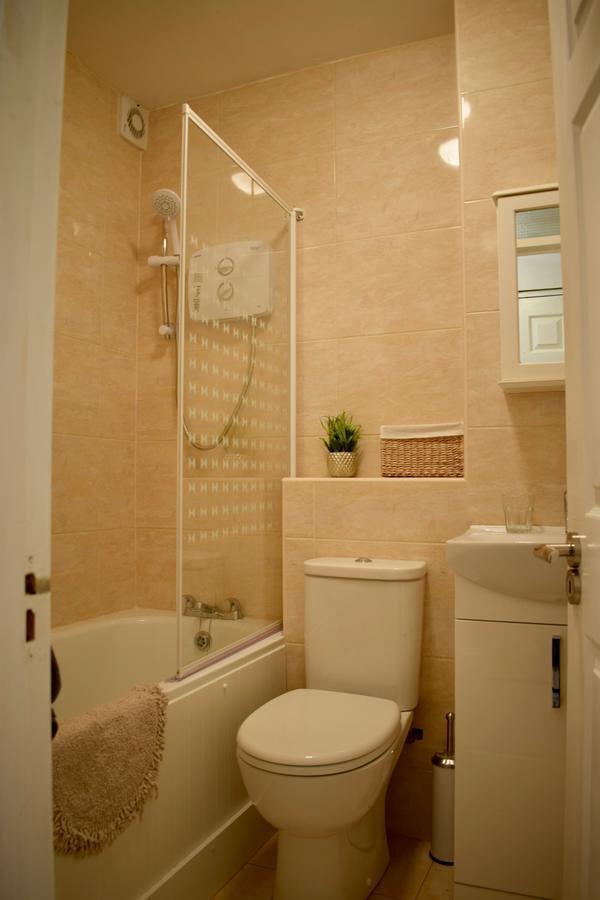 Modern One Bedroom Flat In Apartment *