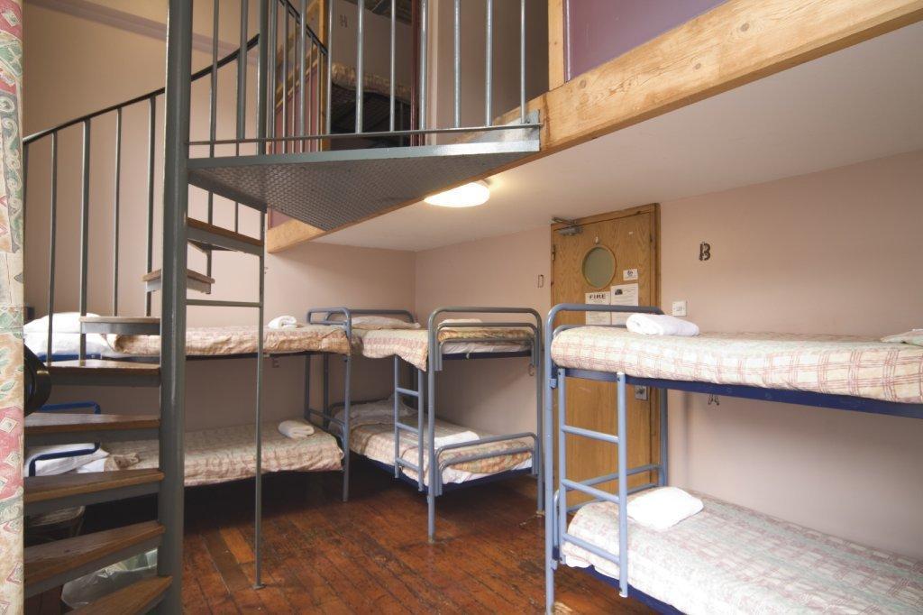 Avalon House Hostel *