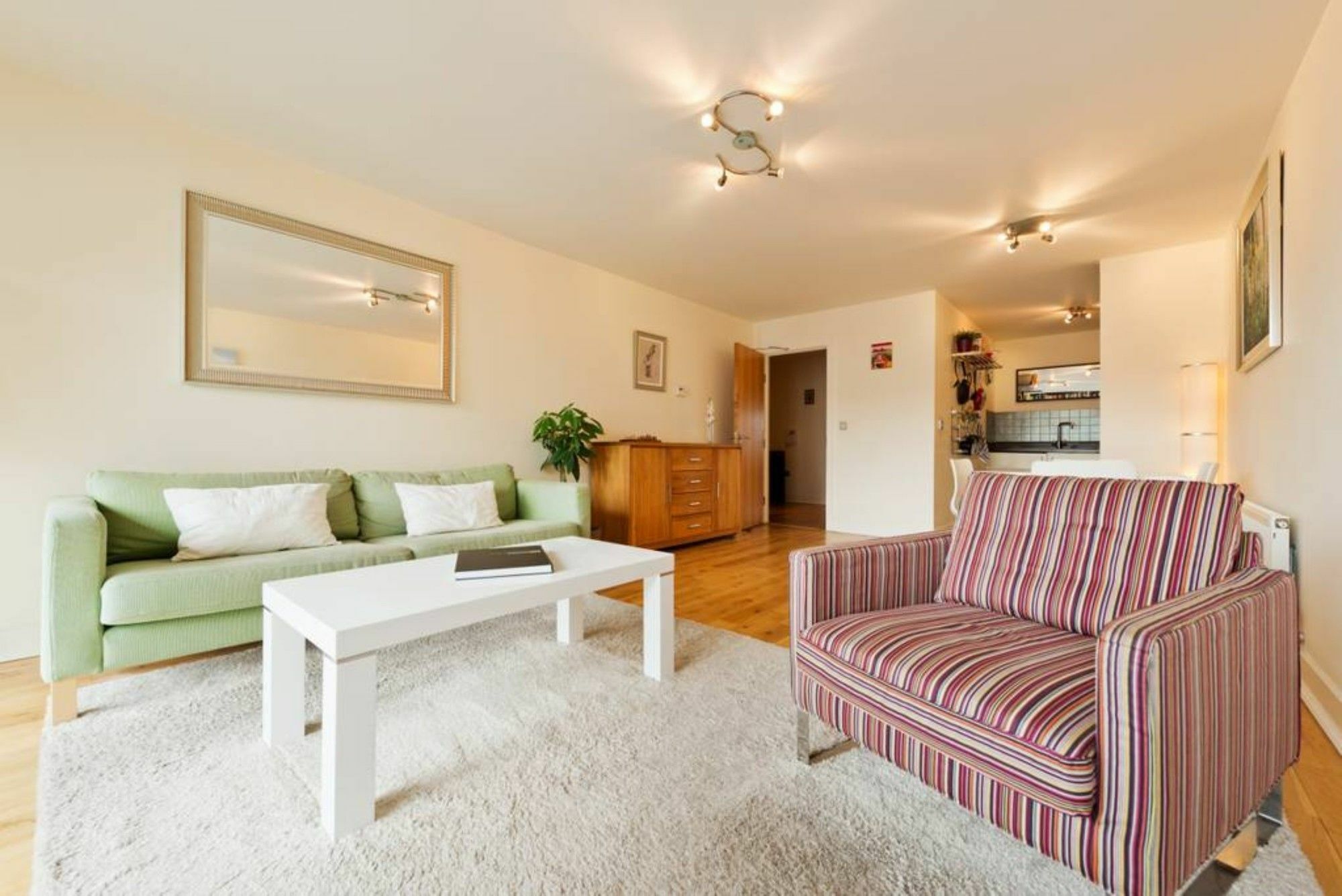Apartment Spacious Dual-aspect 2 Bedroom