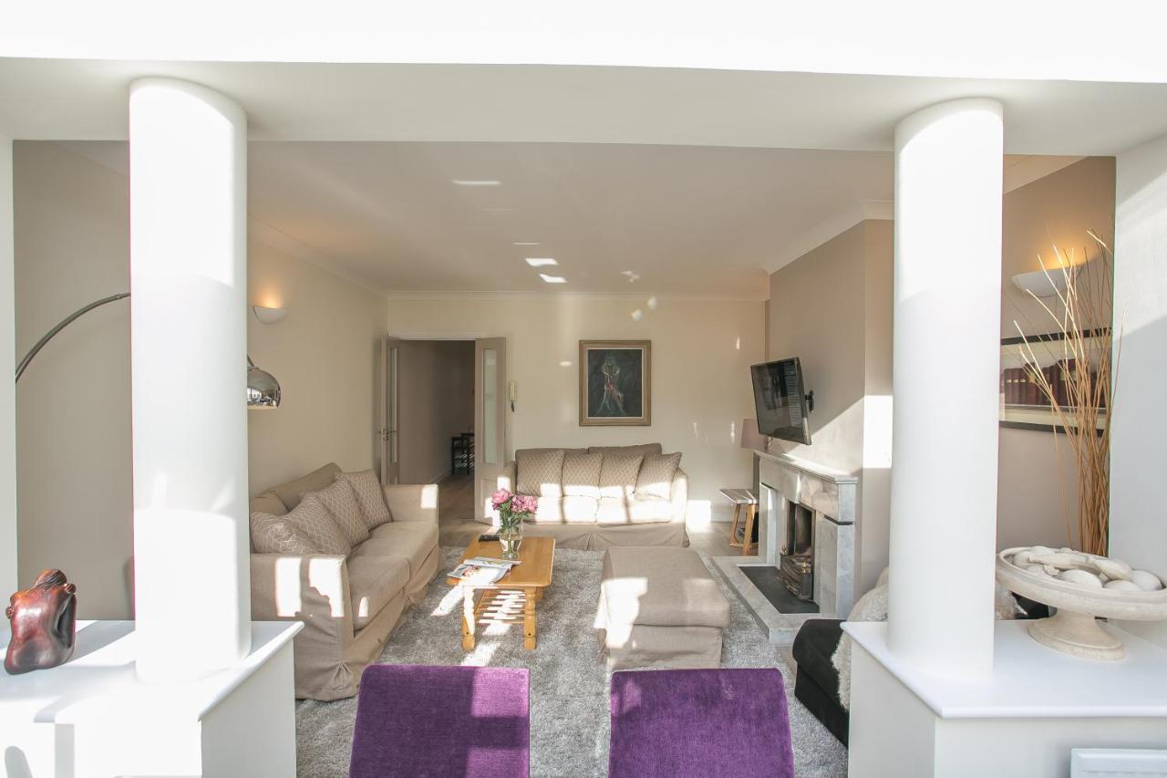 Georgian Square Apartment *