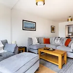 Lovely 2 Bedroom Apartment With Balcony