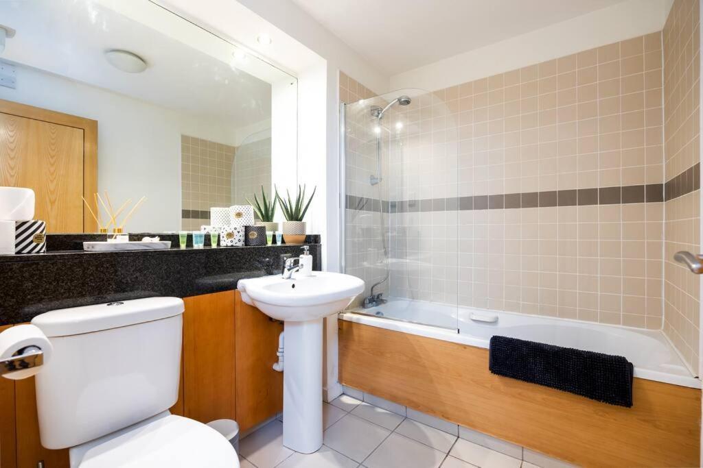 Lovely 2 Bedroom With Balcony *