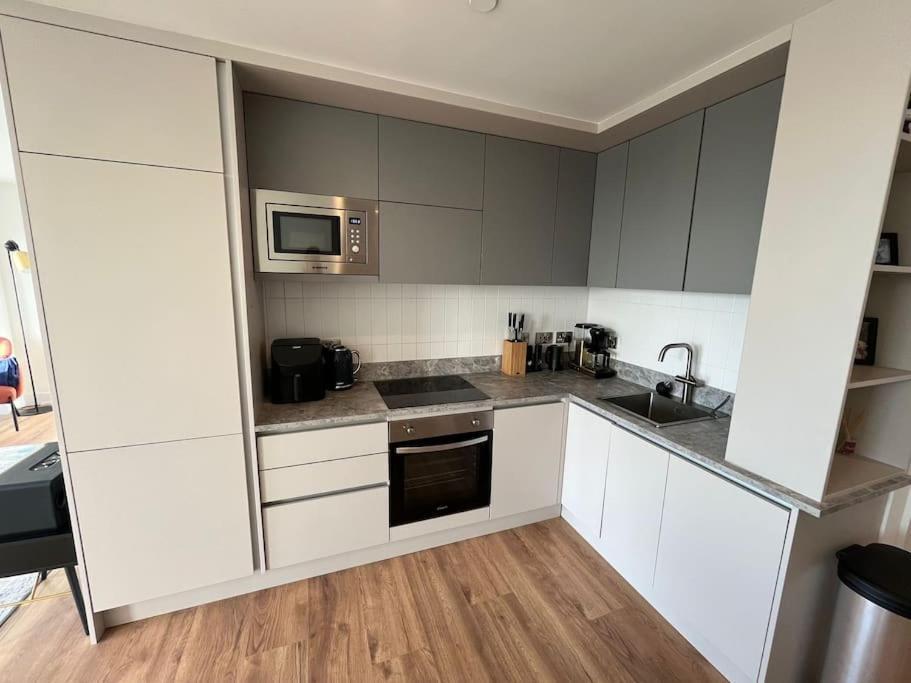 Apartment Lovely 2 Bedroom 8 *