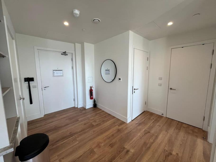 Lovely 2 Bedroom 8 *